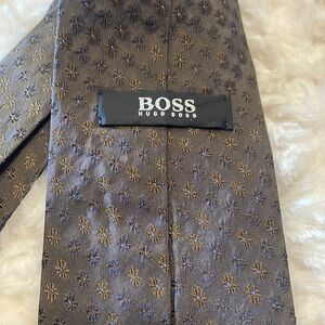 Hugo Boss MENS silk tie made in Italy brown w/ small micro floral print